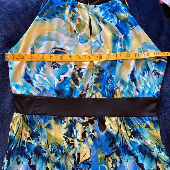 Beautiful, Peter Nygard, size M, halter style dress with pockets! Great colours! - Picture 5 of 7